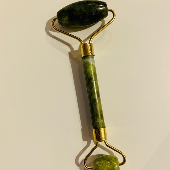 Gua Sha and Jade Roller - Picture 4 of 4